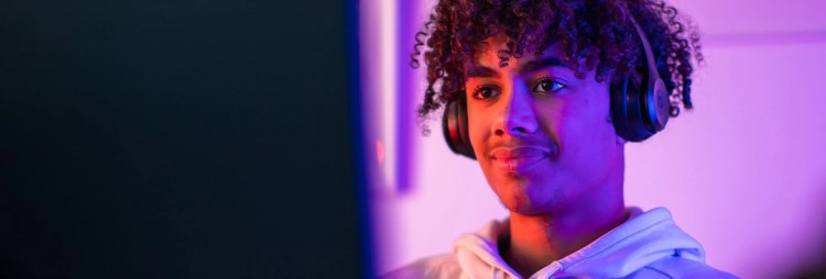 SP_TOS Young person using a PC with headphones